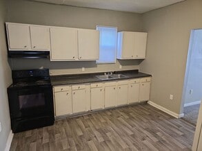 Building Photo - 320 E 9th St