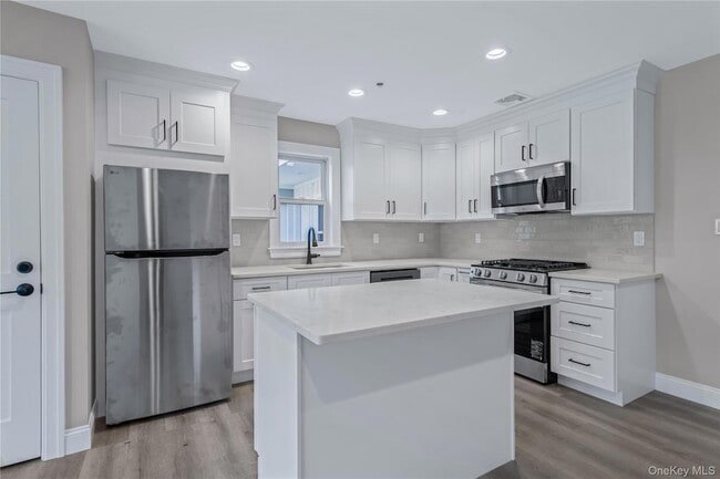 Building Photo - 110 School St