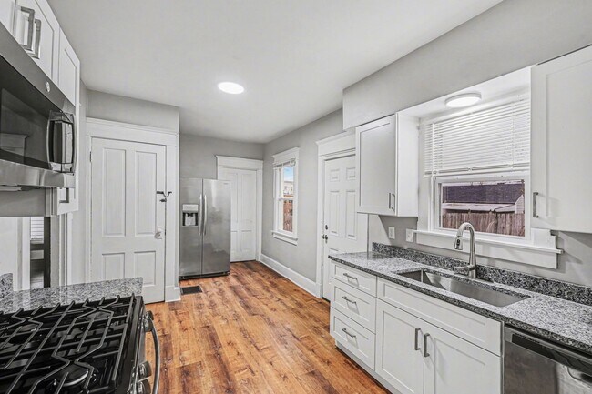 Foto del edificio - Fully Renovated 2BR Home – Modern Updates & Classic Charm