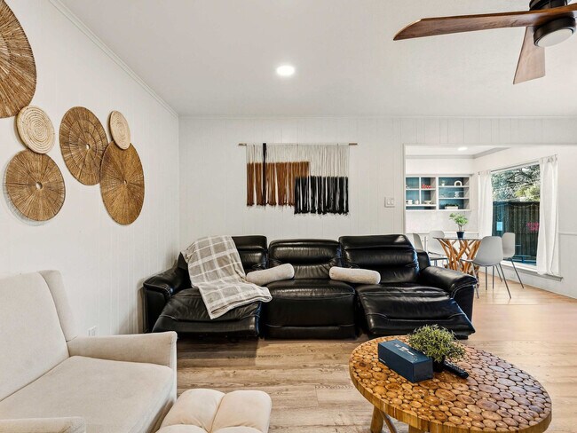 Building Photo - 7841 El Pensador Dr