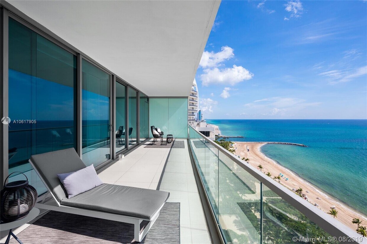 Primary Photo - 10203 Collins Ave