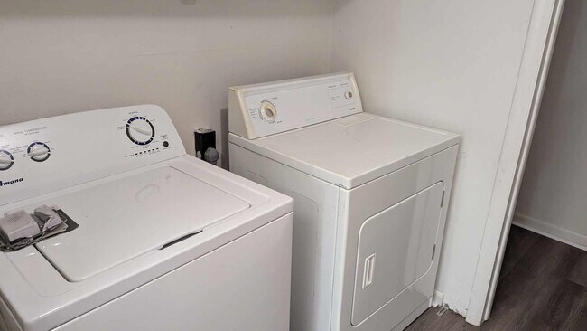 Foto del edificio - 409 Westwood Dr