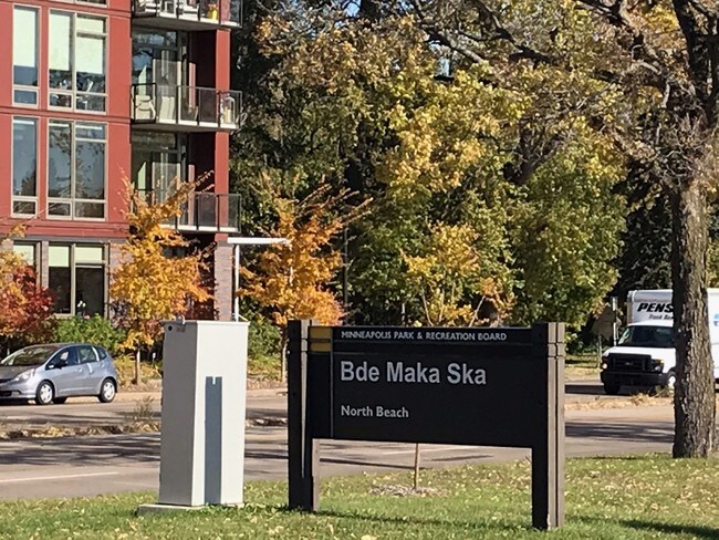 A pasos del condominio - 3150 Excelsior Blvd