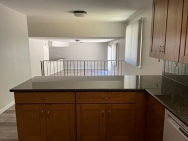 Building Photo - -Spacious 4 Bed 2.5 Bath, House, with Hew Hardwood Floors throughout -