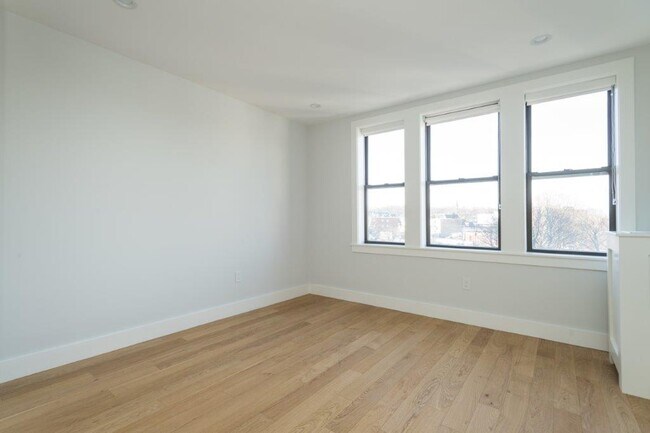Building Photo - 129 Chiswick Rd