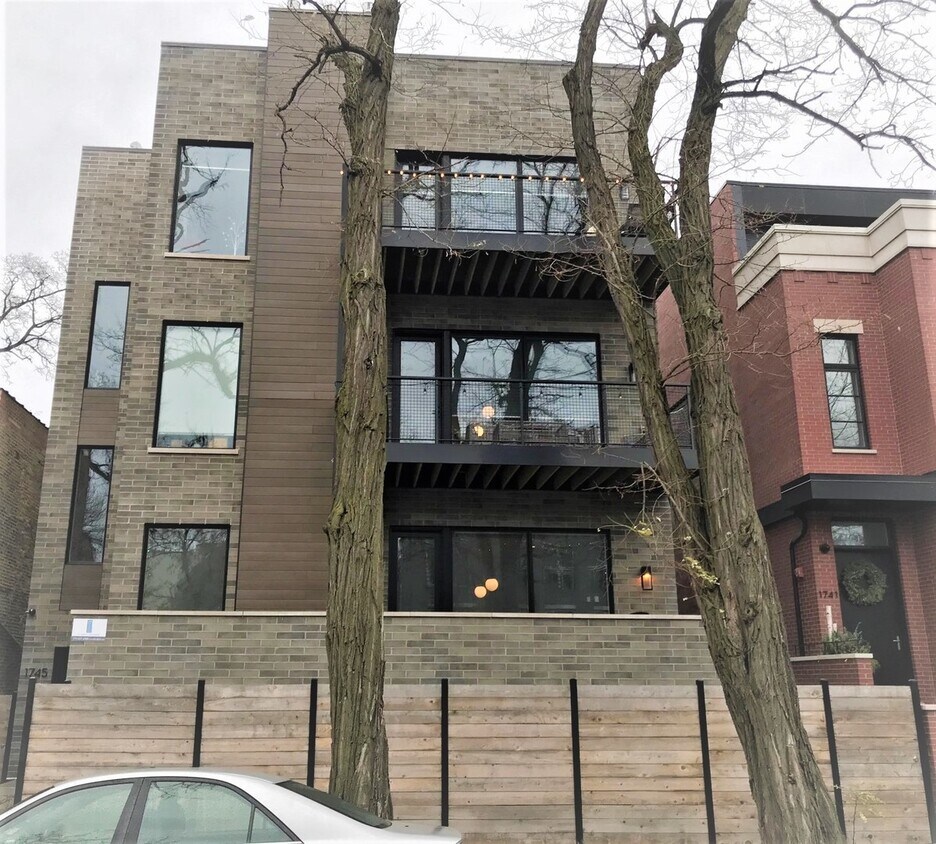 Primary Photo - 1745 N Hoyne Ave
