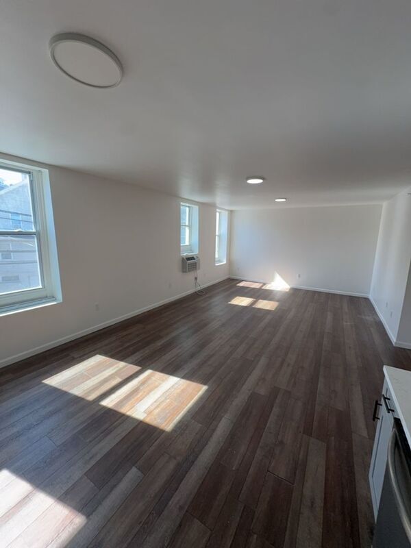 Foto del edificio - 730 N Main St