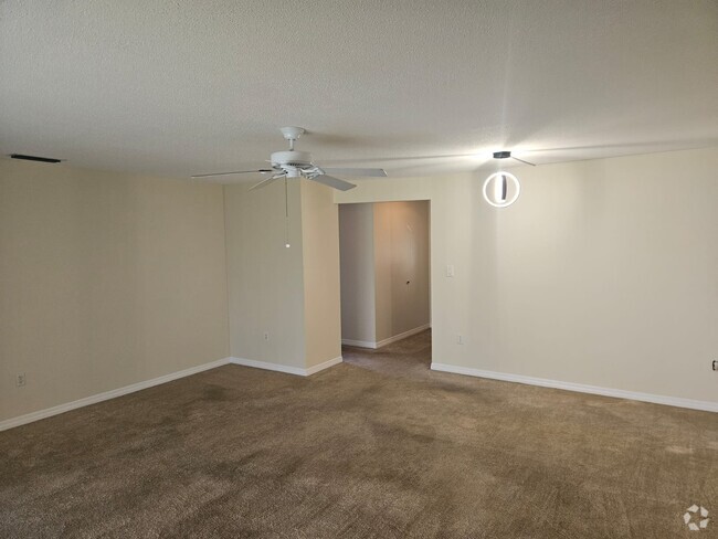 Building Photo - 3536 Pinecrest St