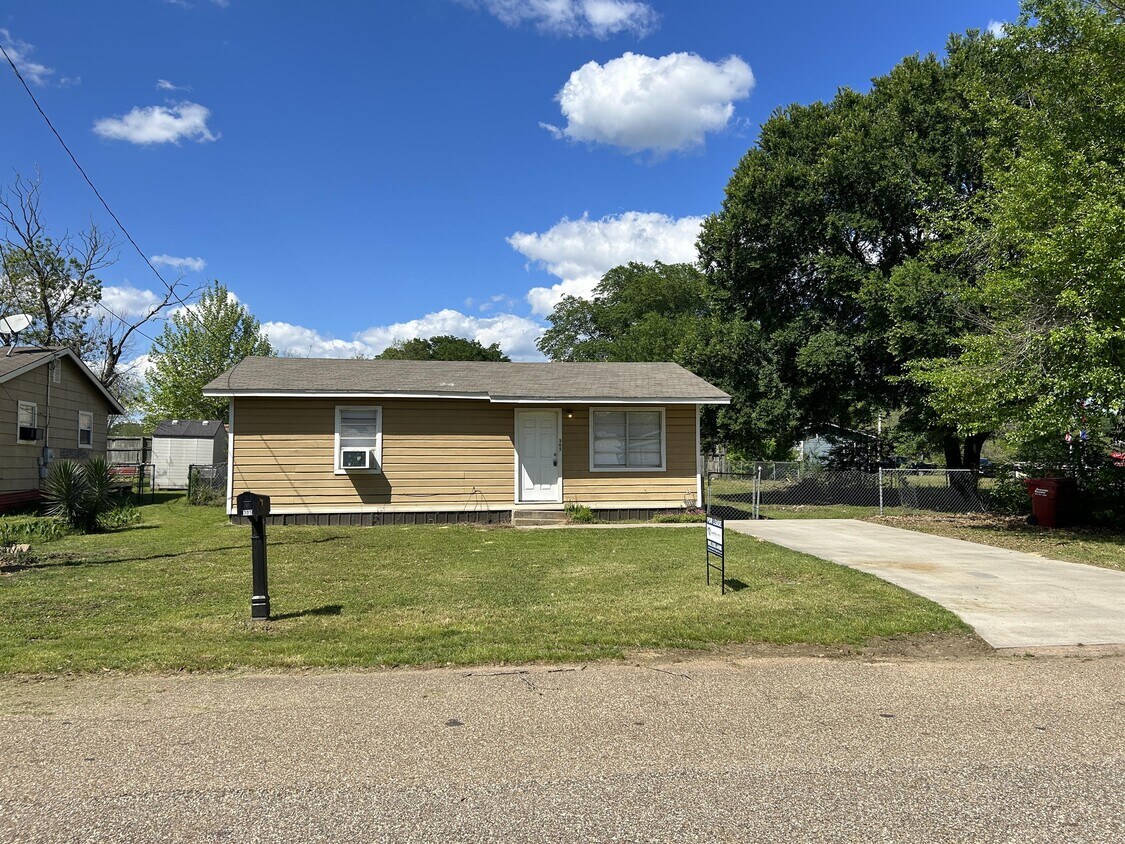 305 Marietta St, Queen City, TX 75572 House Rental in Queen City, TX