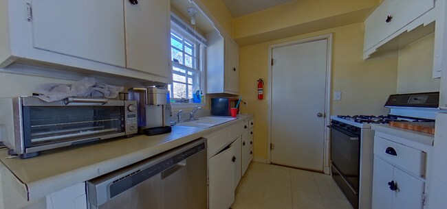 Building Photo - Fenced-in Yard + Off-Street Parking + Wash...
