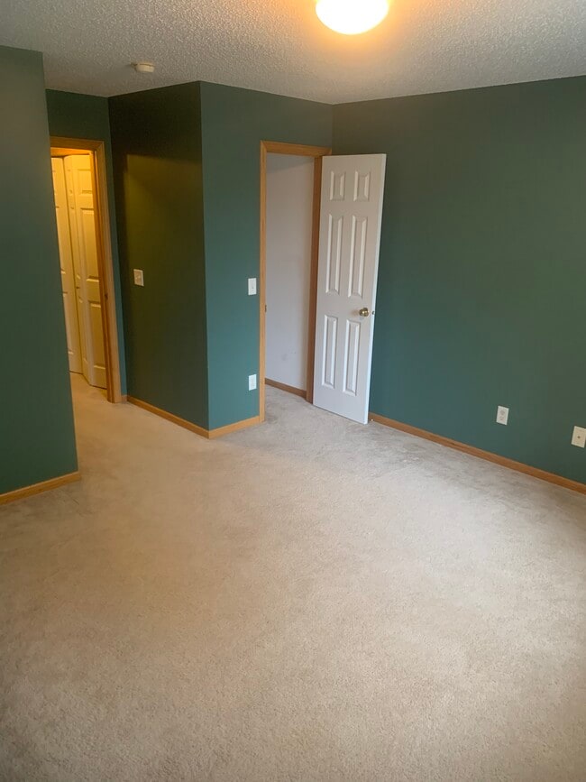 Building Photo - 2610 Yellowstone Dr