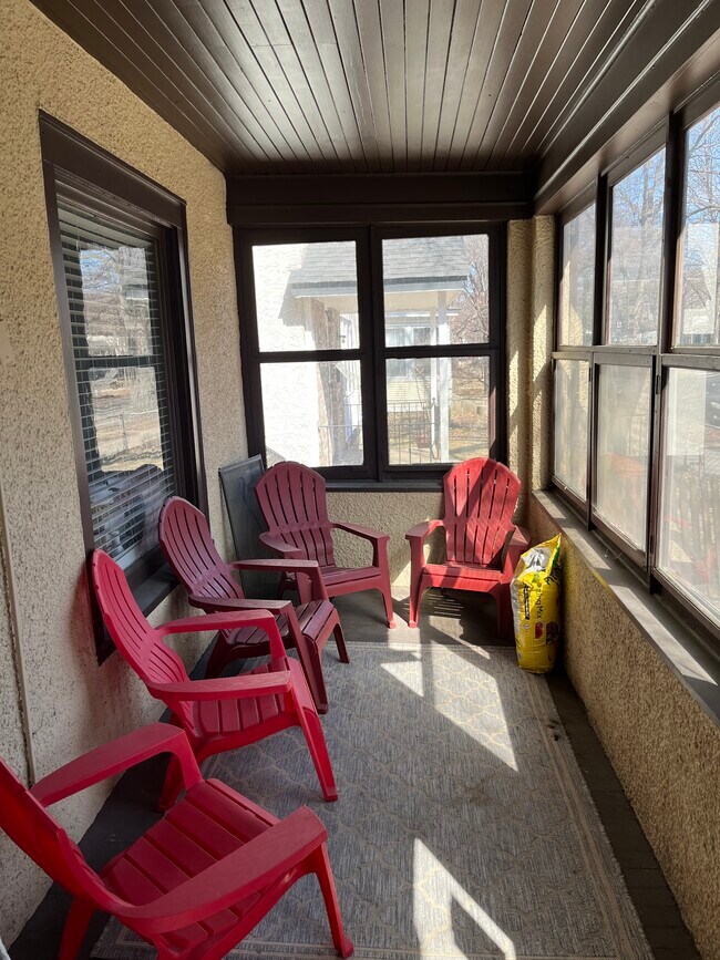 Gran porche para las tres estaciones - 2744 Fremont Ave S