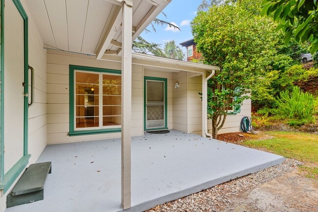 Building Photo - Charming Cul-de-Sac Mid-Century w/ Bay Views In Oakland Hills