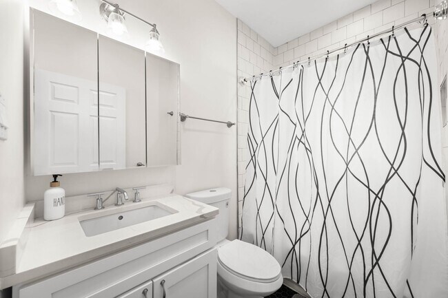 Foto del edificio - 1215 N Warman Ave