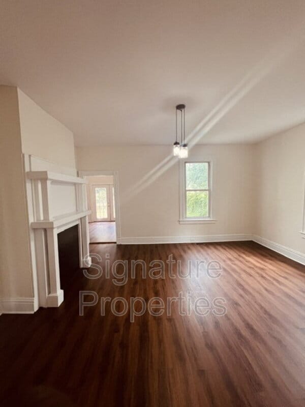 Building Photo - 102 W Lancaster Rd