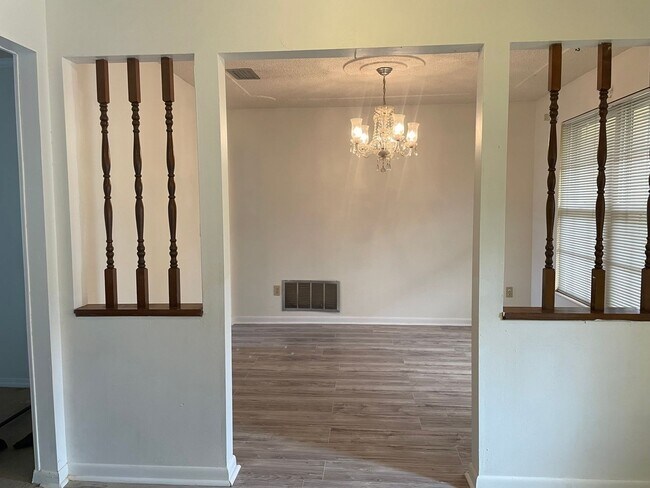 Building Photo - Large 3 Bedroom 2 Bath on Corner Lot!!