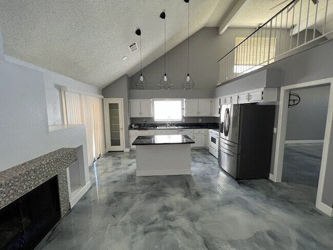 Foto del edificio - Custom 3 bedroom home with master bedroom ...