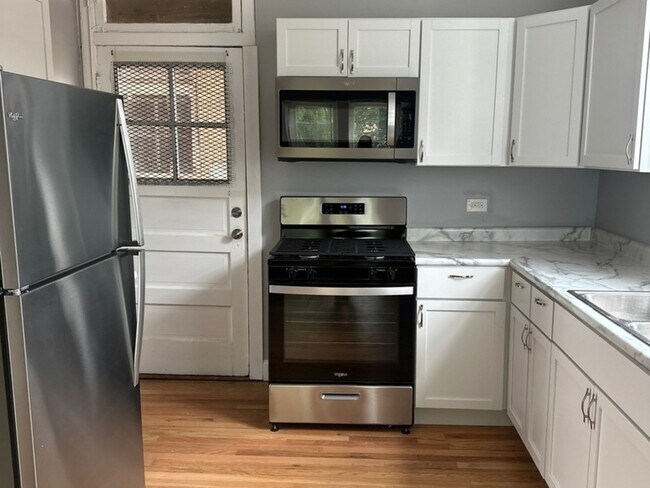 Foto del edificio - 2418 N Kilbourn Ave