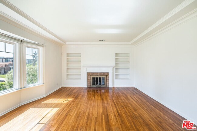Building Photo - 10777 Wellworth Ave