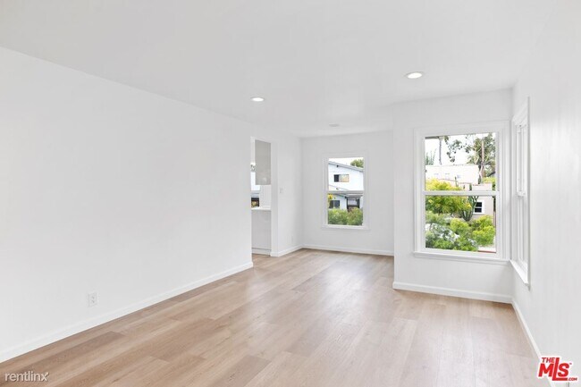 Building Photo - 2 br, 1 bath Duplex - 664 Westminster Aven...