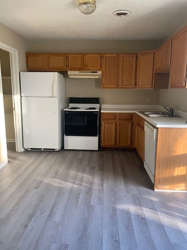 Building Photo - 20 Bedroom, 2 bath home located close to Downtown Nicholasville, KY