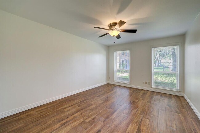 Building Photo - 516 N Post Oak Ln