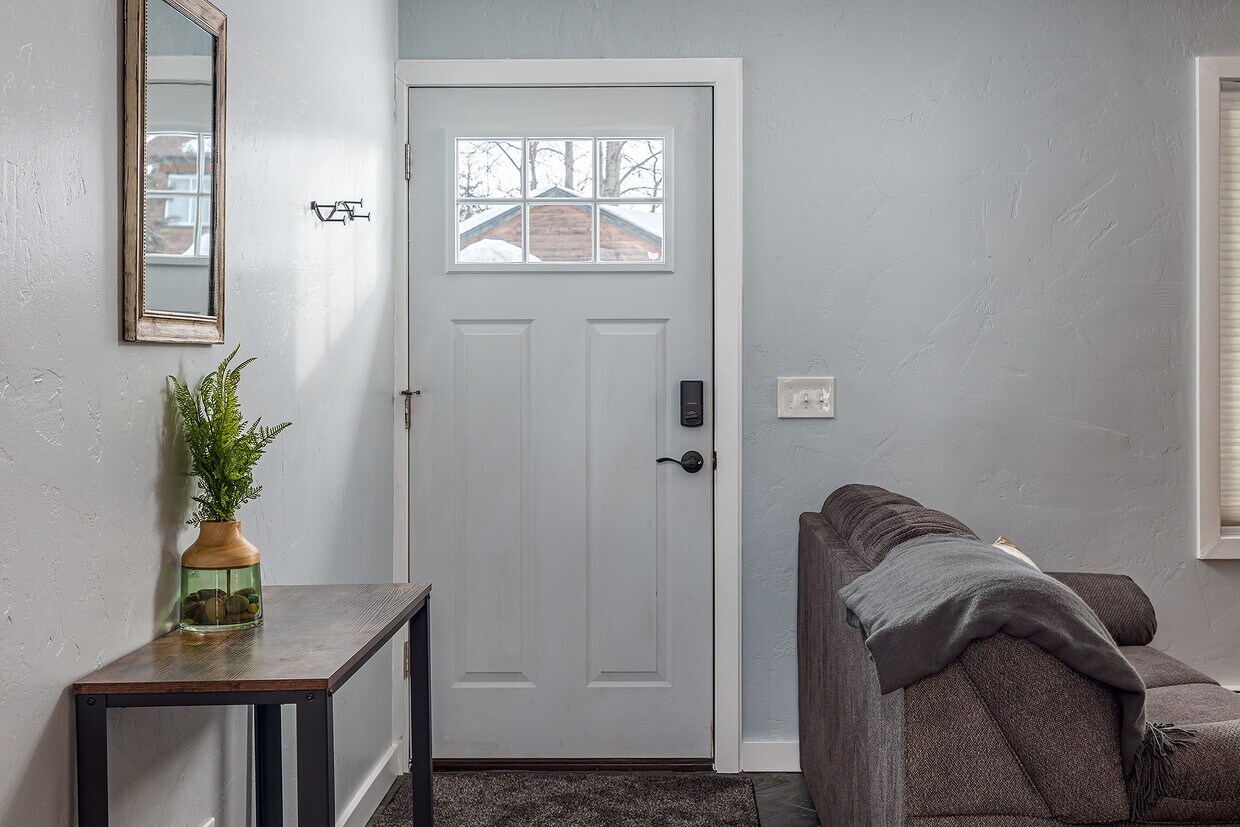 Foto principal - 8130 Loganberry St