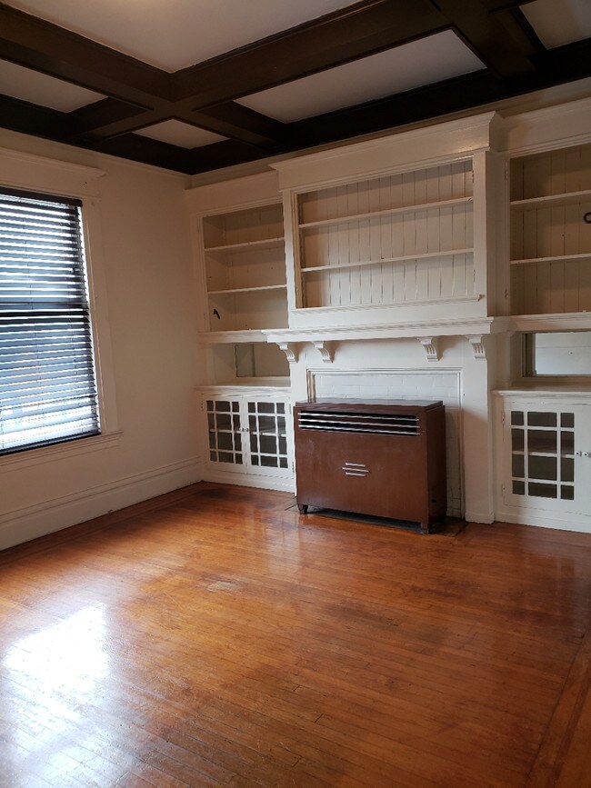 Building Photo - 144 Hugo St