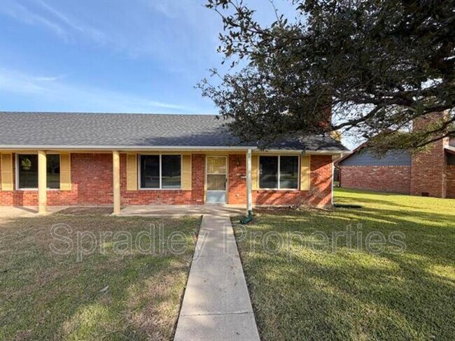 Building Photo - 803 Apache Dr