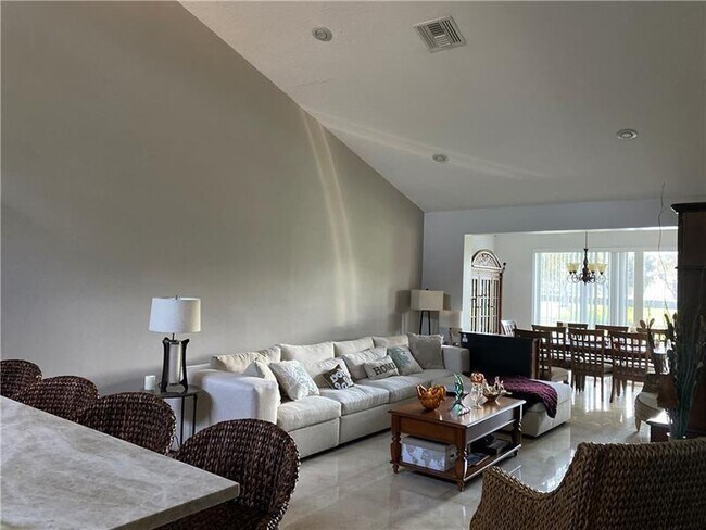 Building Photo - 10474 Lake Vista Cir