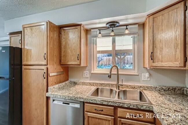 Foto del edificio - 1966 S Olathe St