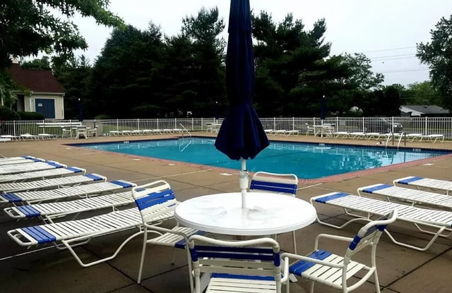 Building Photo - Renovated Crestwood Condo - 2 bedroom