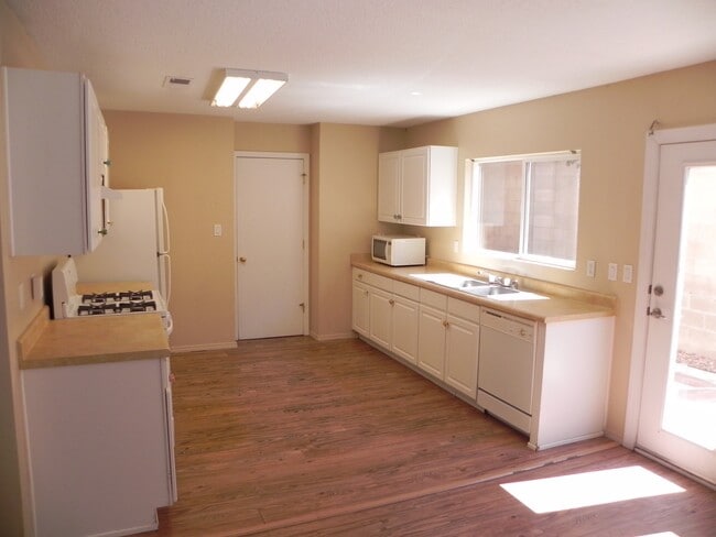 Building Photo - Gated Community In The NE Heights!