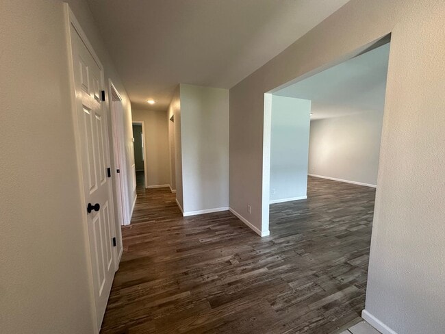 Building Photo - 3 Bed/2 Bath House!