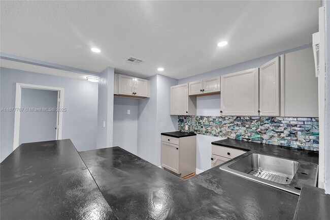 Foto del edificio - 2360 NW 6th Ct