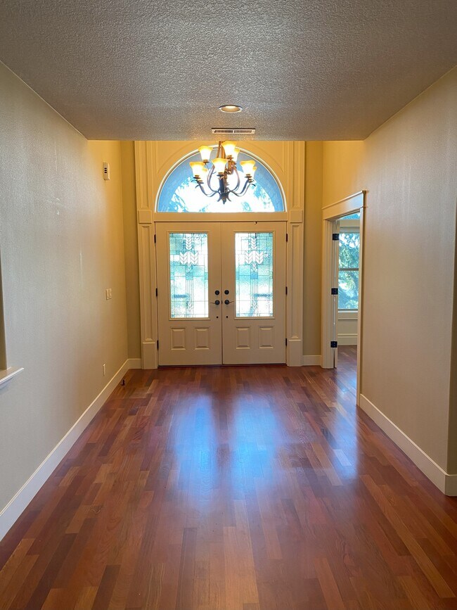 Foyer - 757 W Lookout Ridge Dr