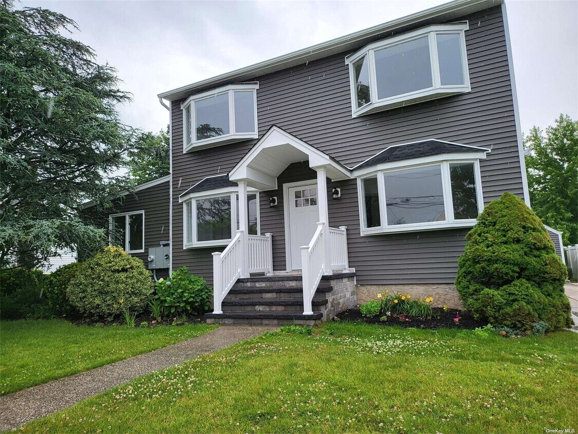 2756 Wallace Ave, Bellmore, NY 11710 Townhome Rentals in Bellmore NY