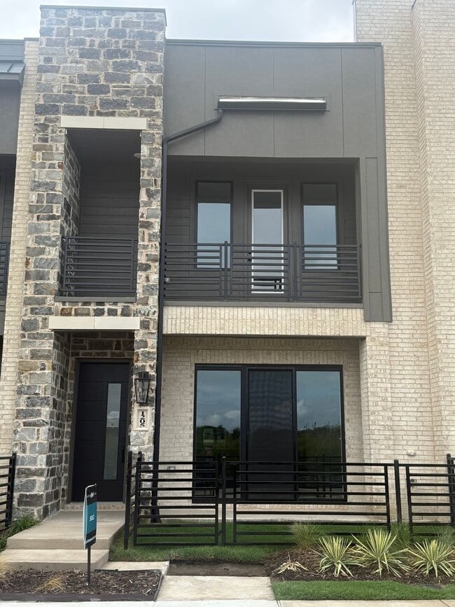 Building Photo - 1205 Doris May Dr