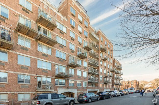 Building Photo - The Crown 580 Condos
