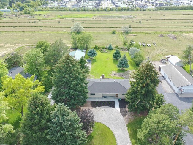 Building Photo - 5 Bedrooms | 2 Full Baths | 1 Acre | Shop