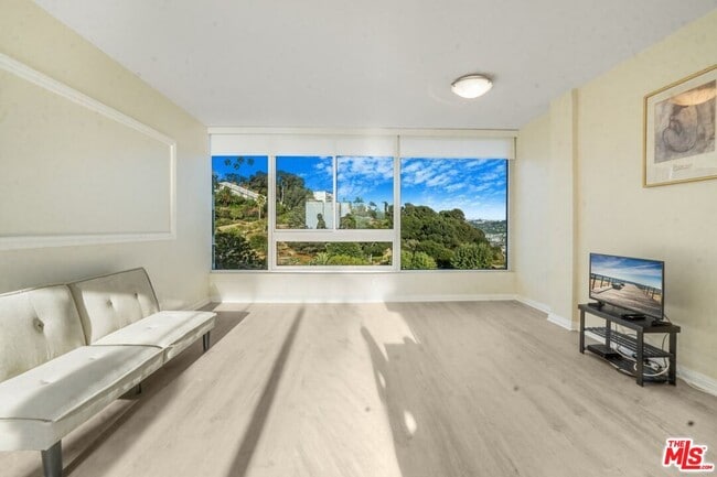 Foto del edificio - 17350 Sunset Blvd