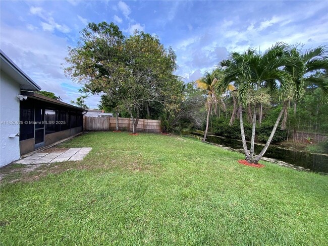 Building Photo - 8250 Southampton Dr
