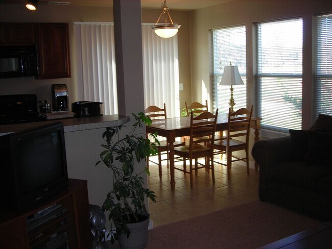 Foto del edificio - Newer Centrally Located Town Home!