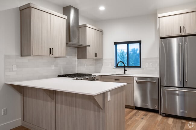 Building Photo - Carlsbad Crossing Townhomes - Attached Garage!