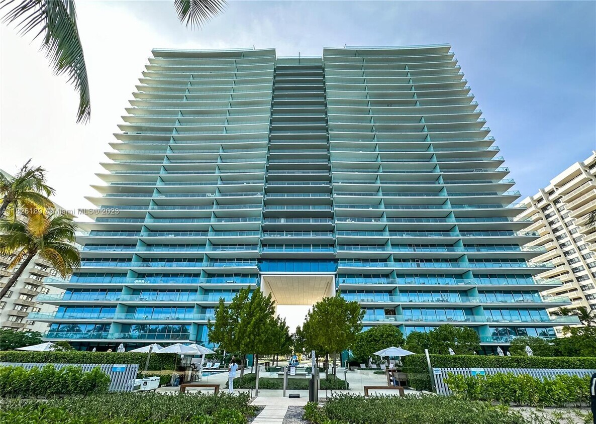 Primary Photo - 10201 Collins Ave