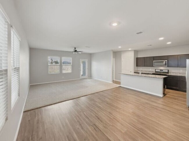 Building Photo - Spacious 4 Bedroom, 3 Bathroom home in Litchfield Park!