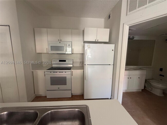 Foto del edificio - 18310 NW 68th Ave