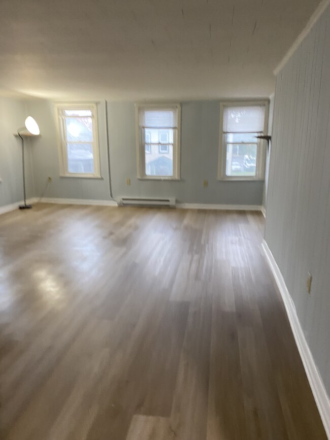 Foto del edificio - 211 N Railroad St