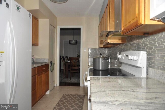 Building Photo - TOWNHOME IN BETHESDA