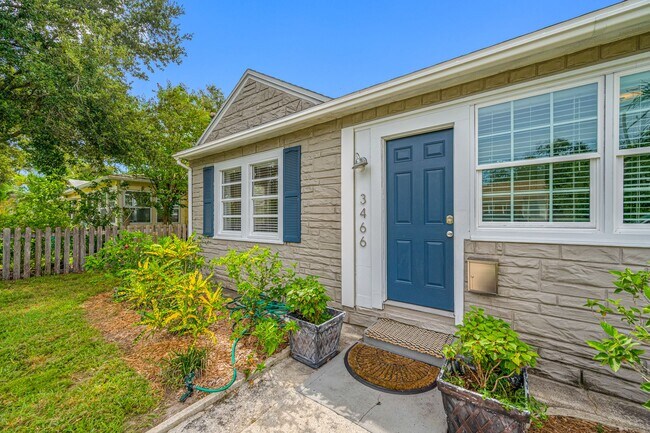 Building Photo - Central St. Pete 2 Bedroom 1 Bath Bungalow!